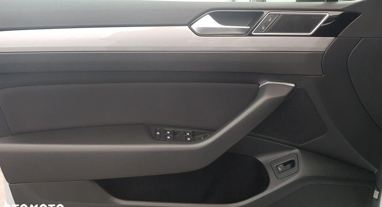 Volkswagen Passat cena 126900 przebieg: 74000, rok produkcji 2019 z Golina małe 562